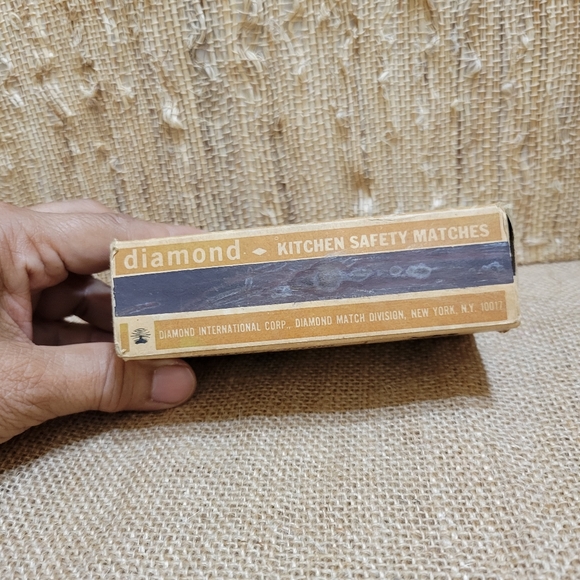 Vintage Diamond Kitchen Matches OLD TIMEPIECES Dry Goods Hardware Graphic Box - Picture 3 of 5